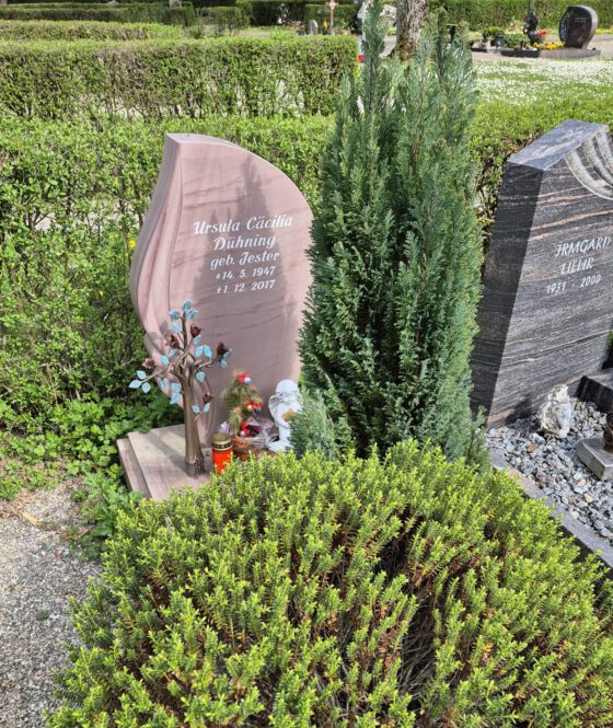 Das Grab meiner Mutter Ursula Dühning in Oberlauchringen, bevor die Osterdekoration 2025 erfolgte (Foto: Martin Dühning)