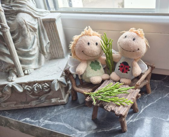 Luisa und Kara freuen sich über die Miniaturzweige aus St. Andreas (Foto: Martin Dühning)