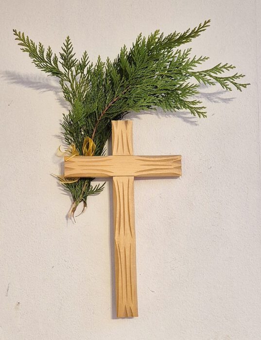 Wandkreuz mit den Palmsonntagszweigen 2025 (Foto: Martin Dühning)