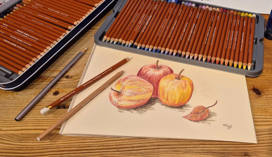 Drei Äpfel, gezeichnet mit den Derwent Drawing Pencils der Edition 2025 (Grafik: Martin Dühning)