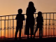 Familie im Sonnenuntergang (Foto: Merve via Pexels)